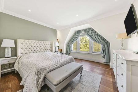 A well presented four bedroom lateral apartment set on the fourth floor of this well regarded portered mansion block - Photo 2