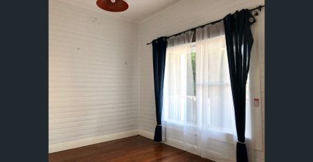 High Ceilings and Old World Charm - Photo 4