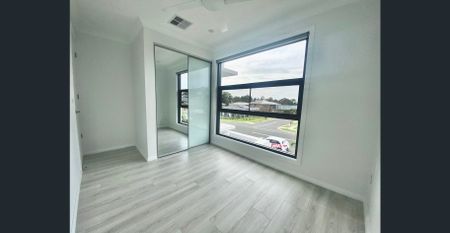 FOUR BEDROOM FAMILY HOME! - Photo 4