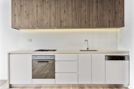 Spacious & Sun-Filled Apartment - Photo 4