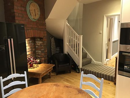 Modern Ensuite in Quiet Professional Home - Photo 3