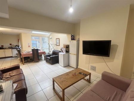 6 Fitzroy Avenue, Belfast, BT7 1HX - Photo 2
