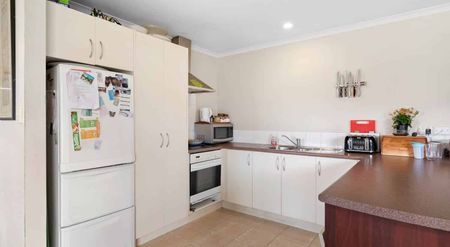 Spacious 4-Bedroom Family Home in Mangere - Photo 2