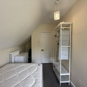 Room in a Shared Flat, Madeley Road, W5 - Photo 2