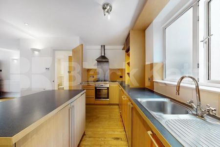 Freshly repainted throughout, wooden floors & superbly located - Photo 4