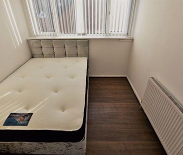 2 bedroom Flat in Cardigan Road, Leeds - Photo 1