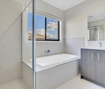 32 Adelong Boulevard Cobblebank VIC - Photo 5