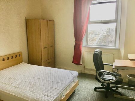 4 bedroom flat to rent - Photo 3