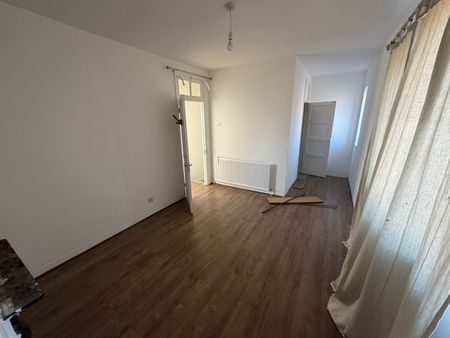 3 Bed Semi-Detached House, Greenwich, SE12 - Photo 3