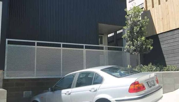 Modern 2 Bedroom tounhouse with bedroom balcony - Photo 1