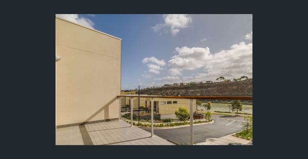 This impressively designed modern townhouse is situated in the Valley Lake Estate. - Photo 1