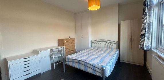 1 bedroom in a flat share to rent - Photo 2