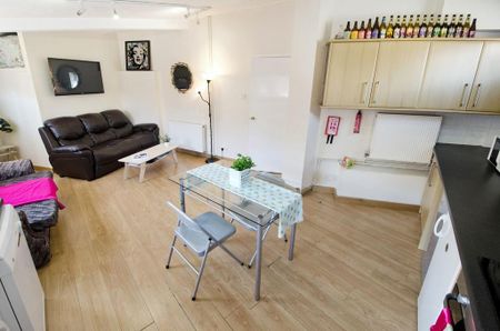 4 bedroom flat to rent - Photo 4