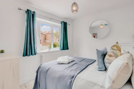 4 Bedrooms 2 Bathrooms - Photo 5