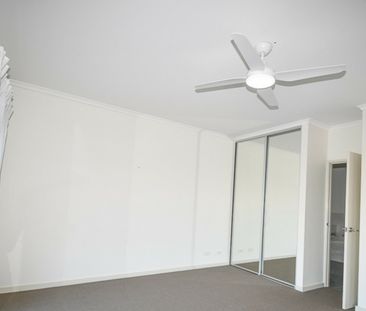 Spacious 4 Bedroom Home with Canal Views! - Photo 6