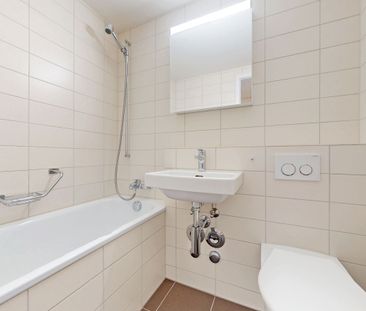 Enjoy sunny moments on the large balcony! - Foto 6