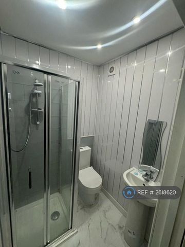 1 bedroom in a house share to rent - Photo 3