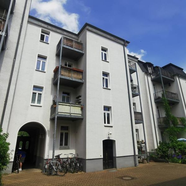 Plagwitz, ruhig gelegene 2-Zimmerwohnung im Dachgeschoss mit Balkon! - Photo 1