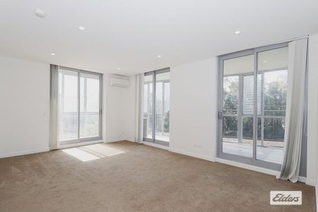 Luxurious Three Bedroom Apartment In In Prime Location - Photo 2