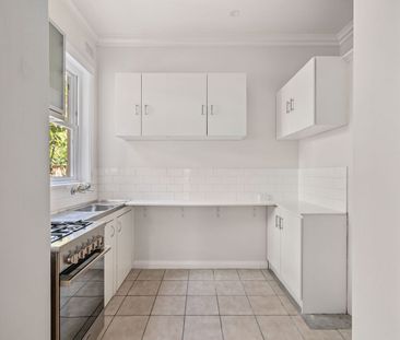 Comfortable updated residence with generous interiors - Photo 6