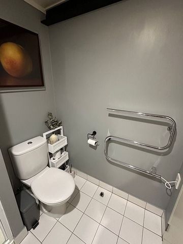 City gem with balcony and hot/cold water included - Photo 2