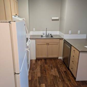 1 Bedroom Downtown Apartment with in suite laundry and secured parking - Photo 4