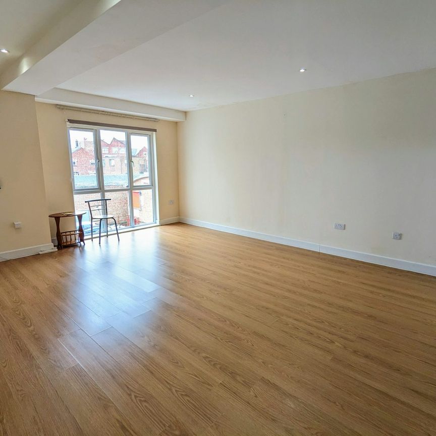 Flat to rent on - Photo 1
