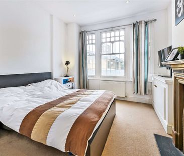 A modern two bedroom, two bathroom ground floor flat with a private... - Photo 2