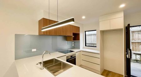 Modern 2-Bedroom Townhouse in Te Atatu South - Photo 3