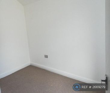 2 bedroom end of terrace house to rent - Photo 2