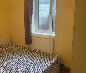 Room in a Shared House, Bedford Place, CR0 - Photo 3