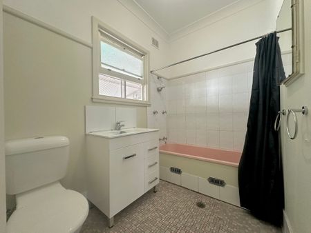 Beachside Living - Spacious Three-Bedroom Home in Prime Ettalong Location - Photo 3