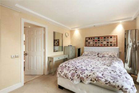 3 bedroom flat in St John's Wood - Photo 3