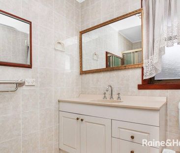 Family Home in Quiet Street - Photo 3