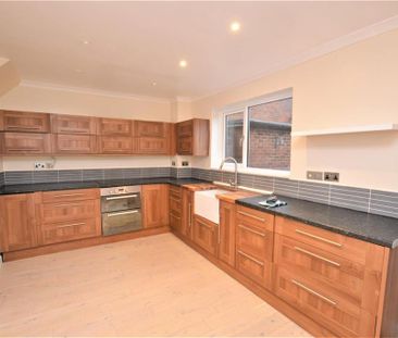 3 bedroom end of terrace house to rent - Photo 1