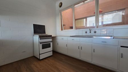 Spacious 3-Bed Home with Large Backyard - Photo 5