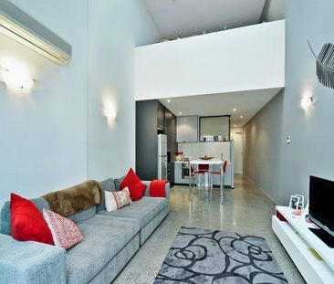 Loft Style Apartment with a Spacious Courtyard - Photo 1