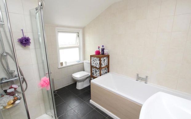 Furnished room available in this three bedroom house share in Soundwell! Bills and furniture included, please contact us for more details... - Photo 1