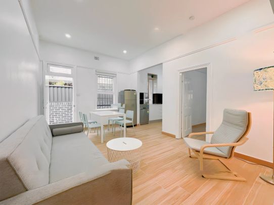 16 Duke St-01542, Sydney - Photo 1