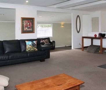 Family Living in Whitby - Photo 2