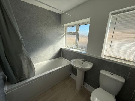 3 bedroom terraced house to rent - Photo 4