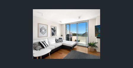 SPACIOUS DUAL-LEVEL RESIDENCE WITH PANORAMIC OUTLOOK - Photo 4