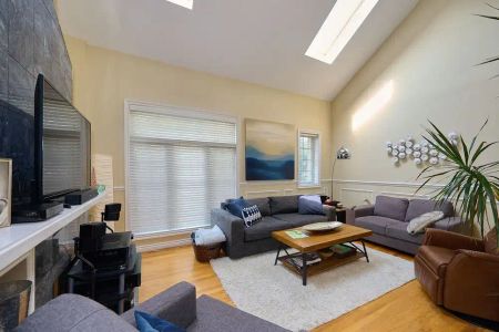 Toronto Furnished Upper Level for Rent – Elegant 2 Bed, 2 Bath with Private Entrance and Air Conditioning - Photo 4