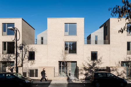 * Stunning multi-award winning Architect-Designed 2 Bed Maisonette with garden in Peckham - Photo 2