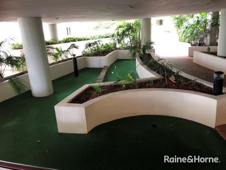 Stylish Three-Bedroom Apartment with Stunning Views - Photo 2