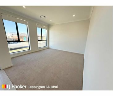 FRESH, MODERN & MOVE IN READY - Photo 4