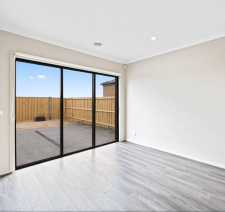 Stunning 4 Bedroom Property To Call Home - **Apply For This Property Now** - Photo 2