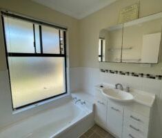 Spacious 3 x 1 Home - 6 month lease only - Photo 6