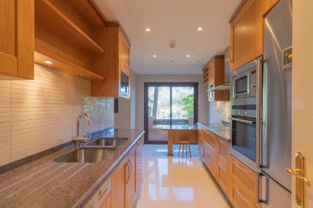 3 Bedroom Apartment For Rent in Nueva Andalucía, Málaga - Photo 3