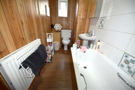 1 bedroom Flat in Victoria Road, Leeds - Photo 4